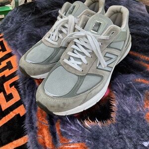 New Balance 990 v5 - Gray and White Sbeakers / Shoes